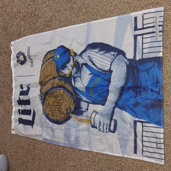 Milwaukee Brewers Bernie Miller Lite Flag Limited Edition Rare - Picture 1 of 12